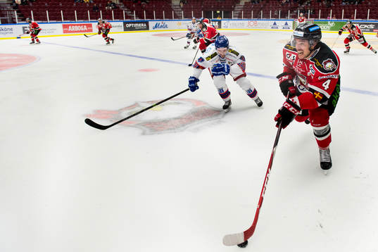 Malmö Redhawks Nils Bergström driver upp pucken