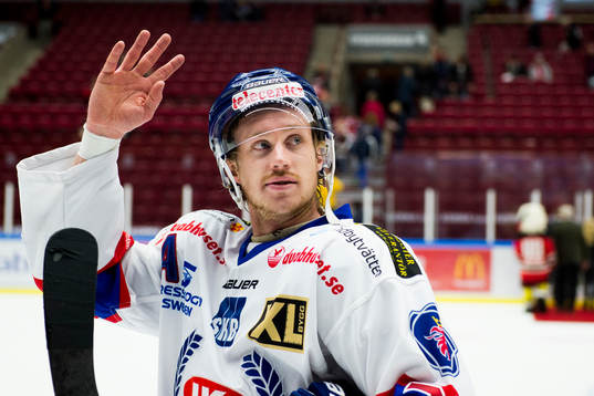 Oskarshamns Victor Svensson vinkar till publiken