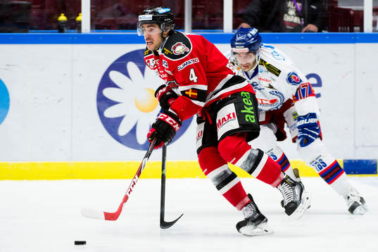 Malmö Redhawks Nils Bergström jagad av Oskarshamns Luca