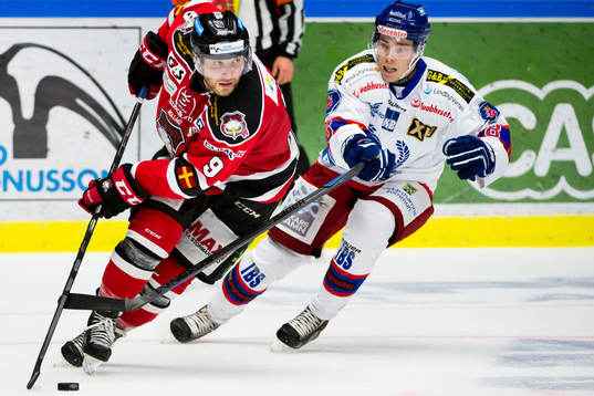 Malmö Redhawks Frederik Storm jagad av Oskarshamns Fredrik