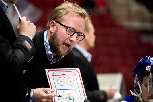 Oskarshamns tränare Fredrik Söderström med en taktiktavla