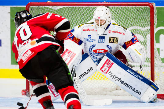 Malmö Redhawks Henrik Hetta mot Oskarshamns målvakt