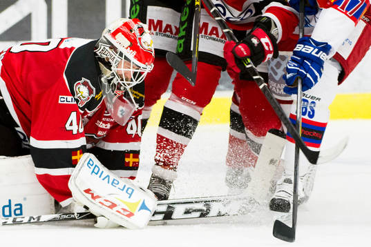 Malmö Redhawks målvakt Pontus Sjögren blockerar pucken