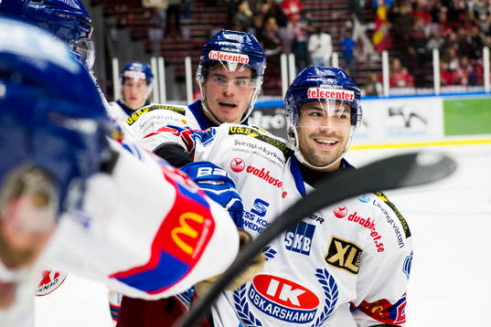 Oskarshamns Camilo Miettinen och Oscar Engsund jublar