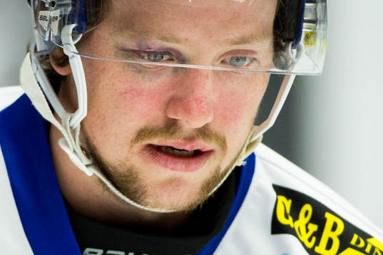 Oskarshamns Mikael Lidhammar med en blåtira på vänster