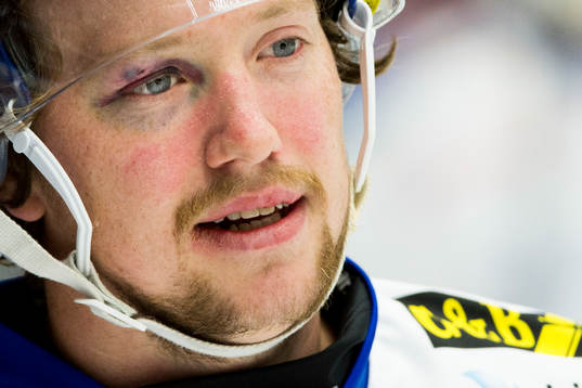 Oskarshamns Mikael Lidhammar med en blåtira på vänster