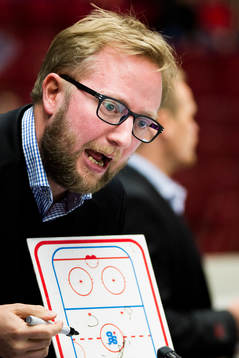 Oskarshamns tränare Fredrik Söderström med en taktiktavla