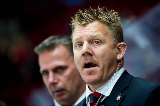 Malmö Redhawks Jesper Mattsson och i bakgrunden tränare