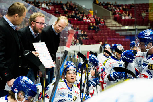 Oskarshamns tränare Fredrik Söderström med en taktiktavla