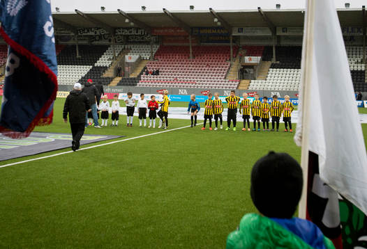 Juniorer iklädda matchtröjor övar