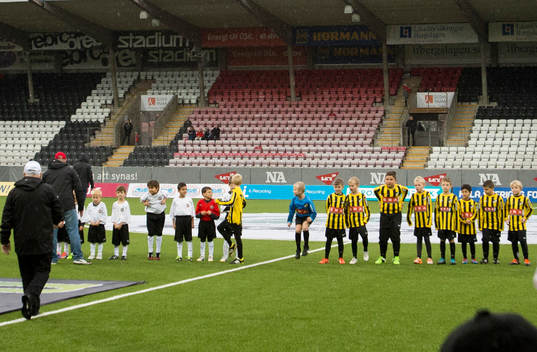 Juniorer iklädda matchtröjor övar