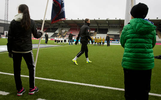 Juniorer iklädda matchtröjor övar