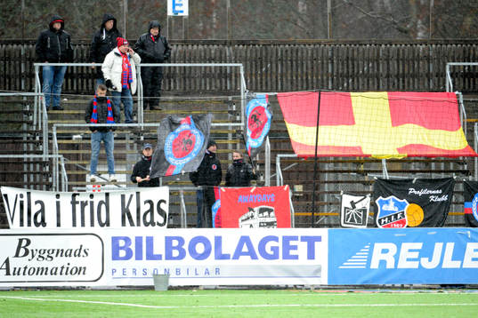 Helsingborgs klacken med en banderoll "Vila i Frid Klas"