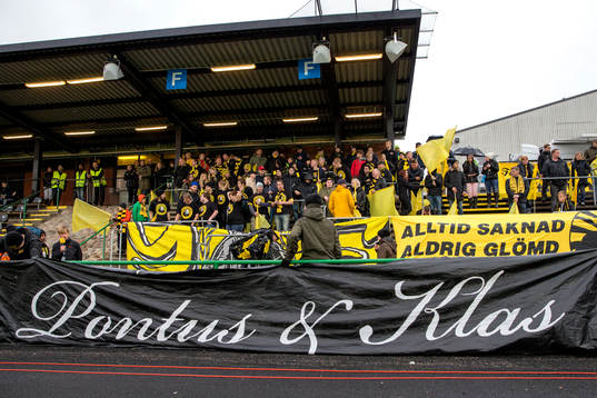 Publiken sätter upp banderoller för Pontus Segerström