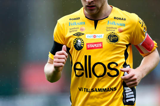 Elfsborgs Johan Larsson med en bild på Klas Ingesson på