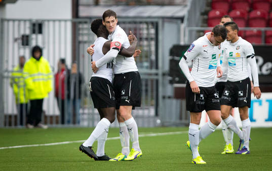 Örebros Alhassan Kamara gör 1-0 och jublar med Magnus