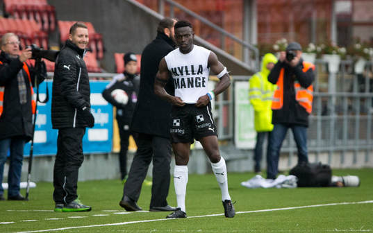 Örebros Alhassan Kamara gör 1-0 och jublar