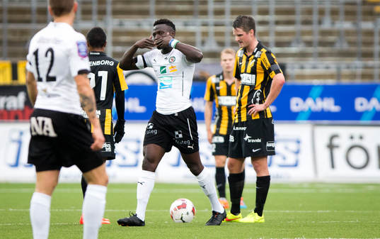 Örebros Alhassan Kamara gör 2-0 och jublar