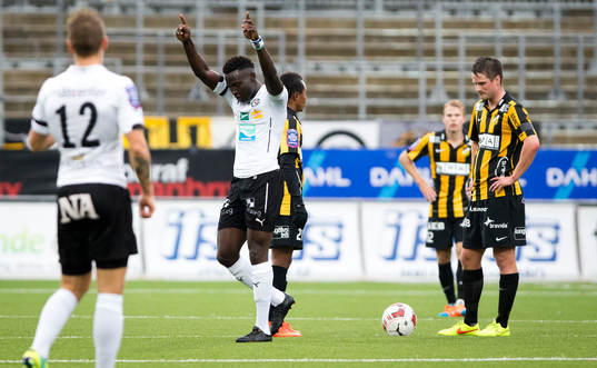 Örebros Alhassan Kamara gör 2-0 och jublar