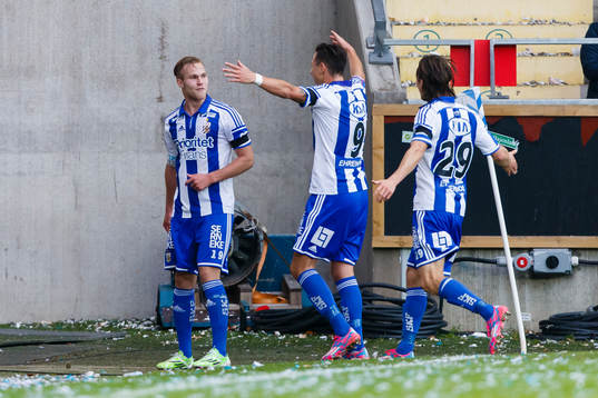 IFK Göteborgs Gustav Engvall (v) gratuleras av Martin
