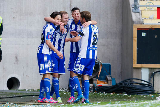 IFK Göteborgs Gustav Engvall  gratuleras av Lasse Vibe,