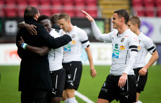 Örebros Alhassan Kamara gör 3-0 och jublar med tränare