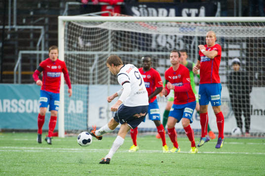 Gefles Johan Oremo skjuter 1-1 målet på frispark