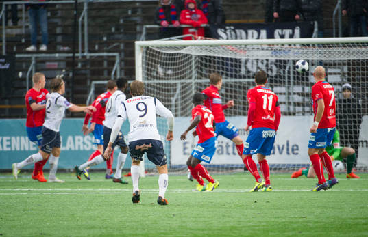 Gefles Johan Oremo skjuter 1-1 målet på frispark