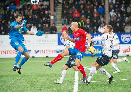 Helsingborgs Mattias Lindström nickar över Gefles