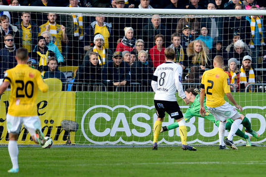 Mjällbys Joel Enarsson (ej i bild) gör 1-1