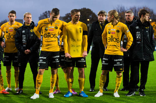Elfsborgs Anders Svensson visar upp sin undertröja med