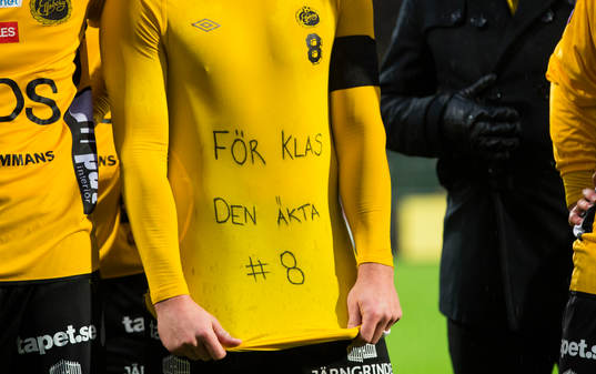 Elfsborgs Anders Svensson visar upp sin undertröja med