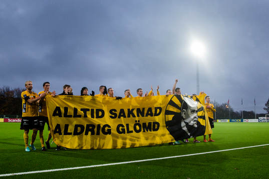Elfsborgs spelare hyllar Klas Ingesson med en banderoll