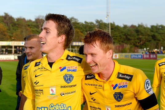 Falkenbergs David Svenssonoch Adam Eriksson  jublar