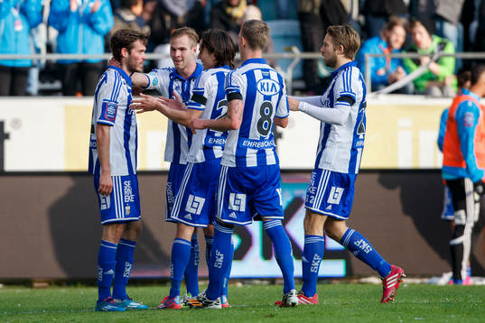 IFK Göteborgs Emil Salomonsson (v) gratuleras av
