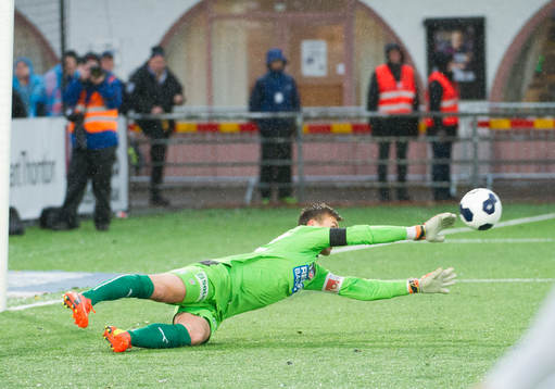 Helsingborgs målvakt Andreas Linde räddar