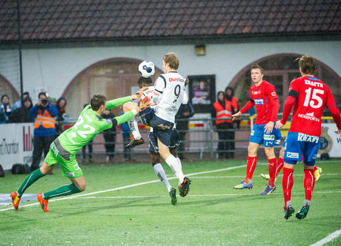Helsingborgs målvakt Andreas Linde räddar målchans för