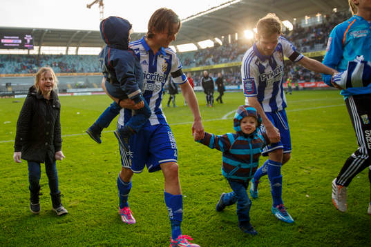 IFK Göteborgs Lasse Vibe och Emil Salomonsson jublar