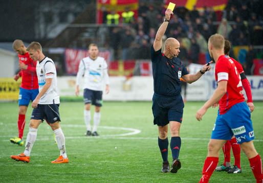 Domaren Martin Hansson ger gult kort