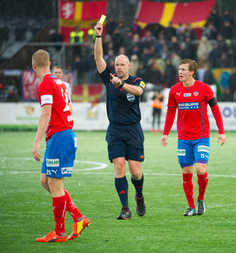 domaren Martin Hansson ger gult kort åt Helsingborgs Peter