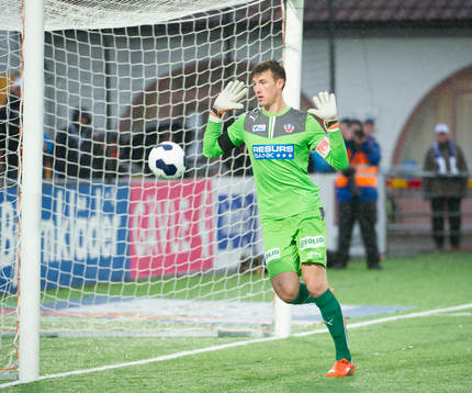 Helsingborgs målvakt Andreas Linde släpper förbi bollen