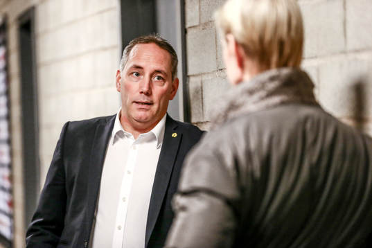 Skellefteås sportchef Lars Johansson i samtal med Niklas