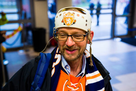 Supporter på väg in i Vida arena