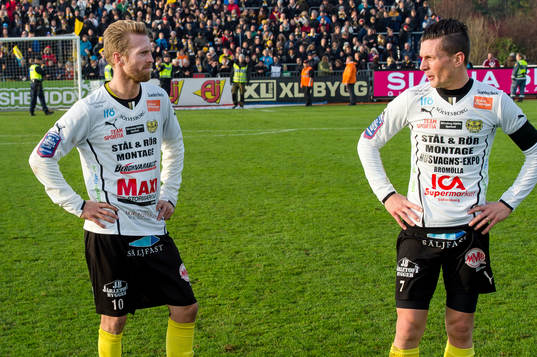 Mjällbys Christian Wilhelmsson och Kristian Haynes deppar
