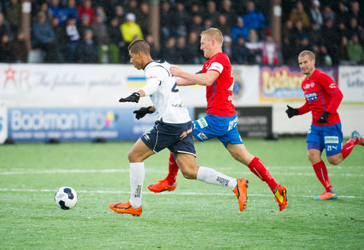 Gefles Emil Bellander jagas av Helsingborgs Peter Larsson