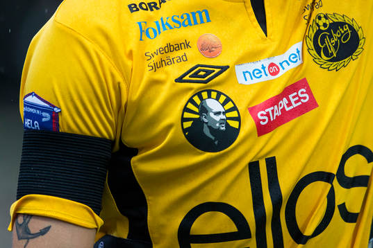 Elfsborgs spelare spelar med en bild av Klas Ingesson på