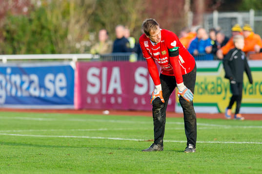 Mjällbys målvakt Mattias Asper deppar