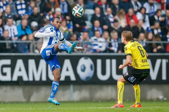 IFK Göteborgs May Mahlangu och Halmstads Johan Blomberg