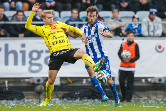 Halmstads Viktor Ljung ochj IFK Göteborgs Emil Salomonsson