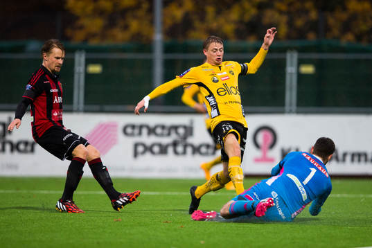 Elfsborgs Simon Hedlund med en målchans som